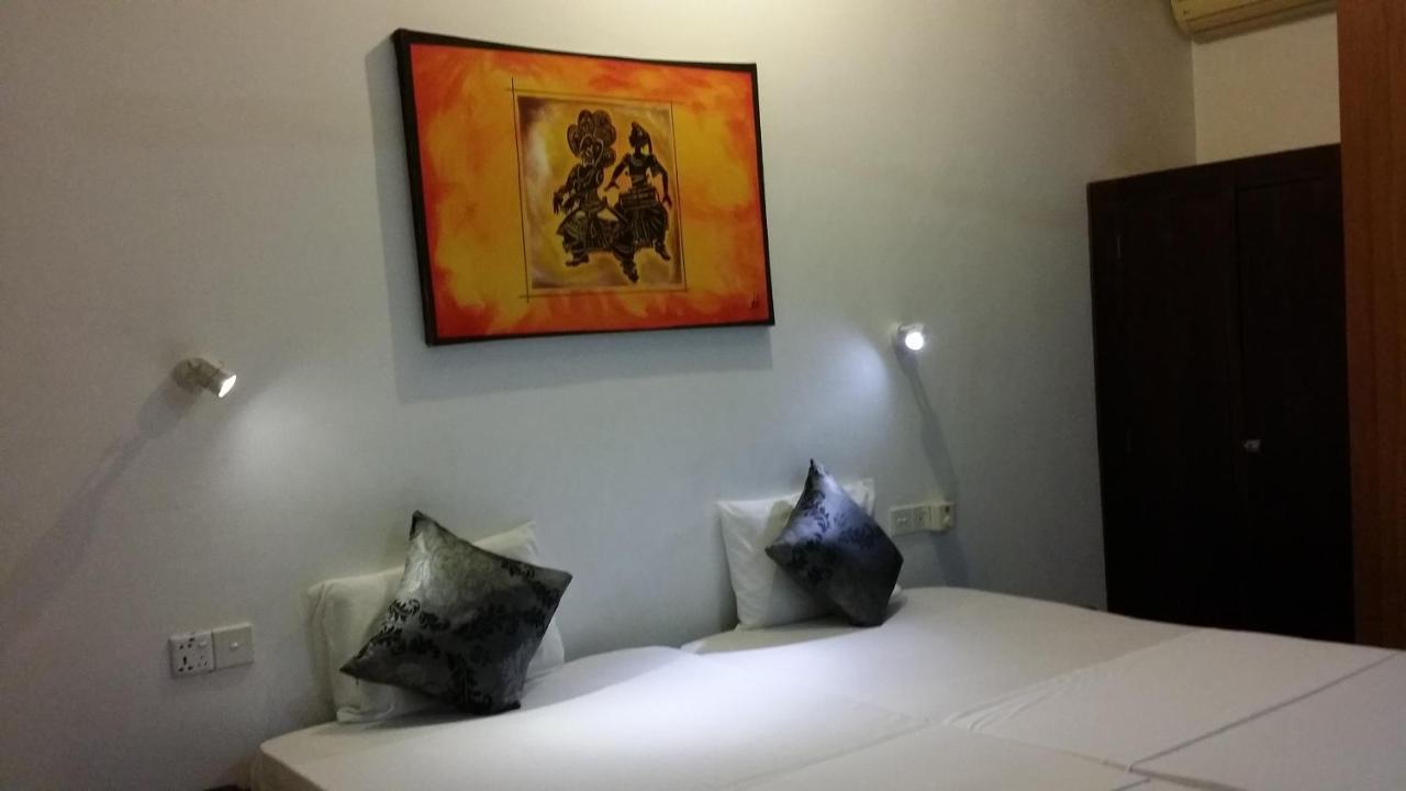 Maple Leaf Hotel ネゴンボ エクステリア 写真