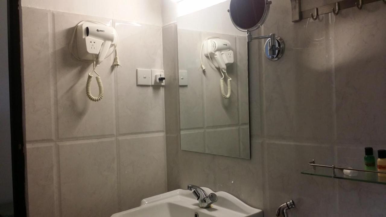 Maple Leaf Hotel ネゴンボ エクステリア 写真